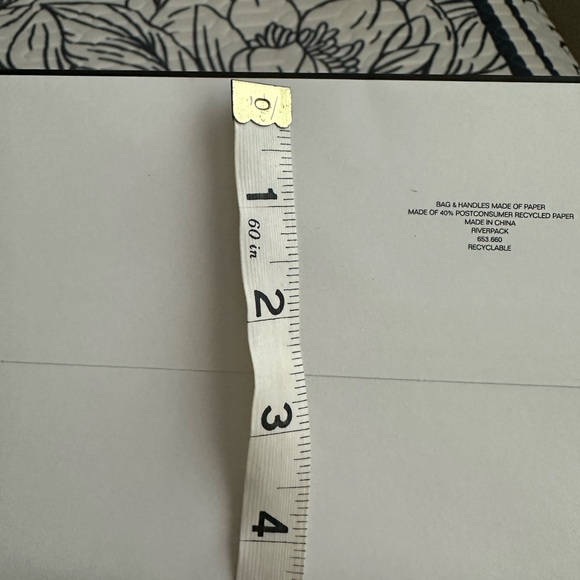 Medium Chanel shopping bag including ribbon and flower. See Pics For Size. New - Picture 4 of 6